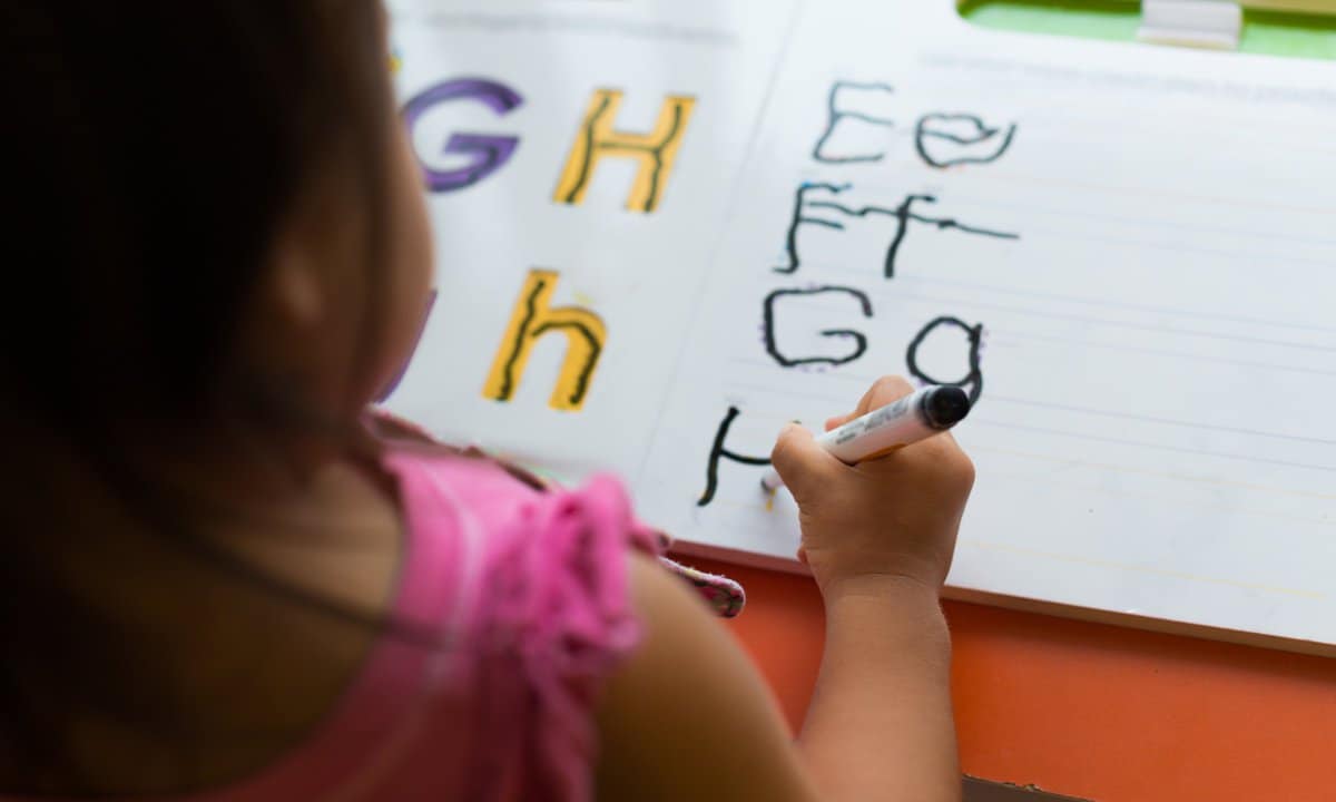Lettering con niños para practicar caligrafía.