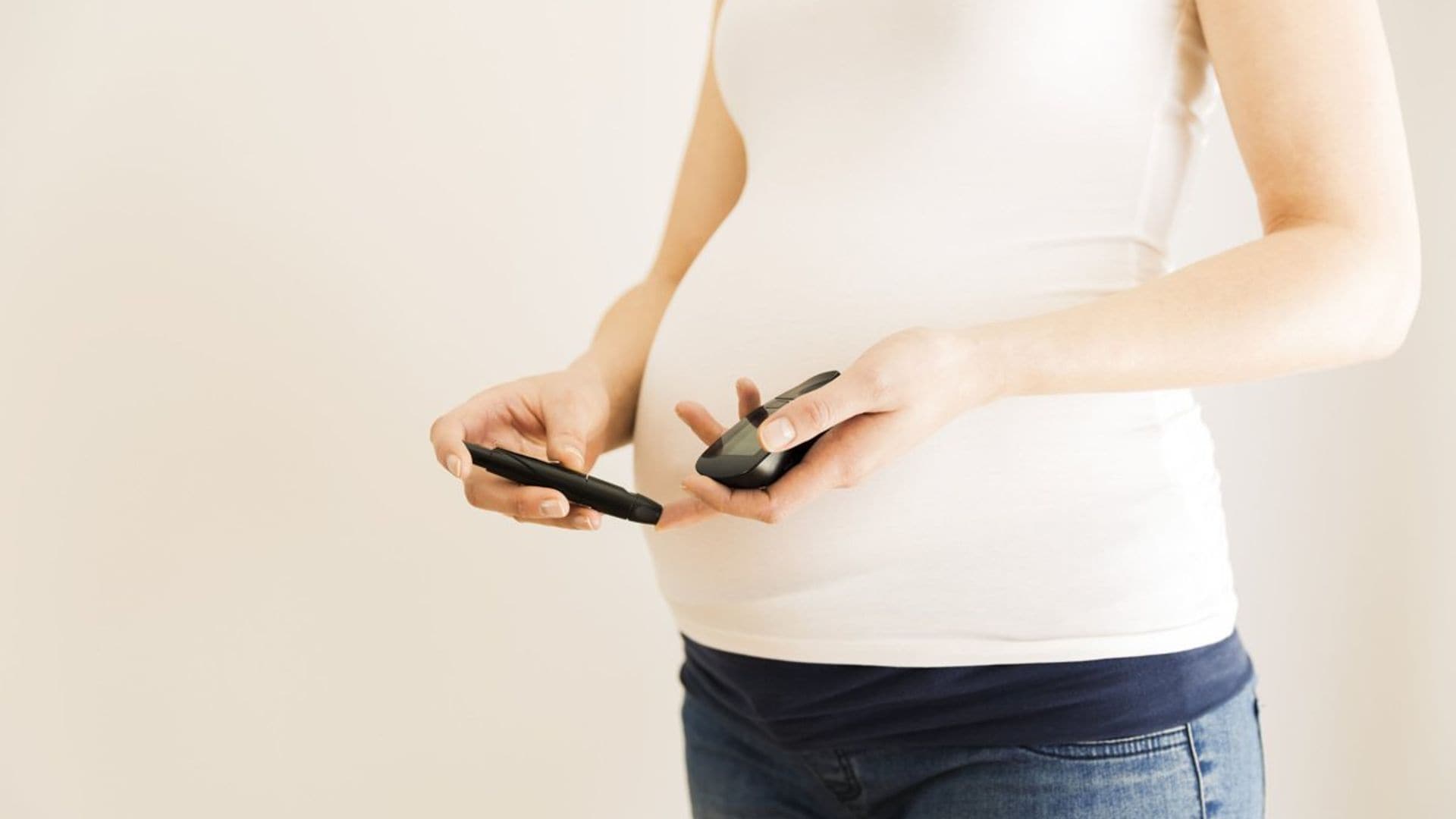 Mujer embarazada controlándose la glucosa