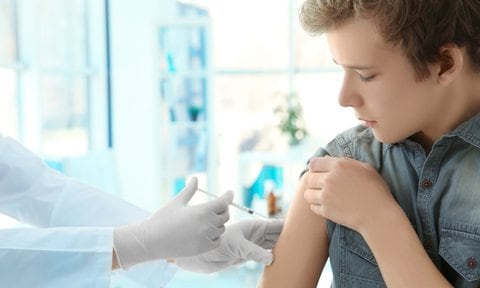 Vacuna a un adolescente