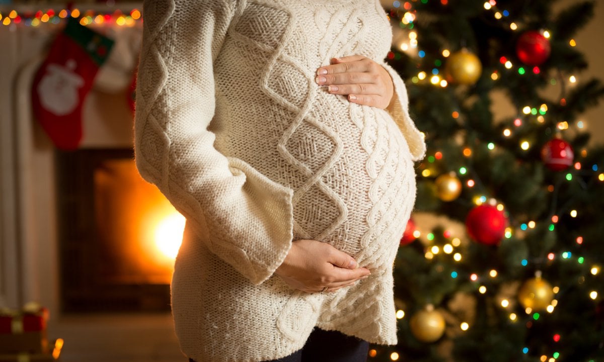 Mujer embarazada en Navidad