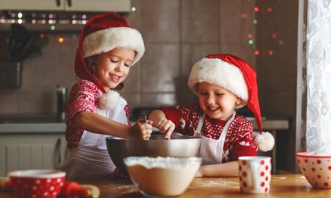 Niños con gorro de Papá Noel cocinando