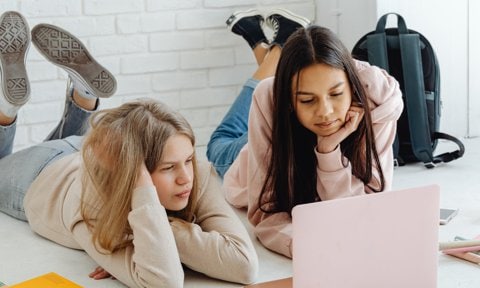 Adolescentes con ordenador