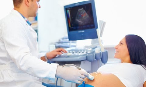 Mujer embarazada mientras le hacen una ecografía Doppler