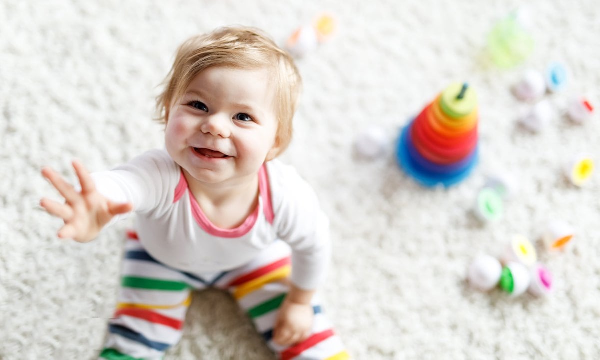 Bebé jugando en una alfombra