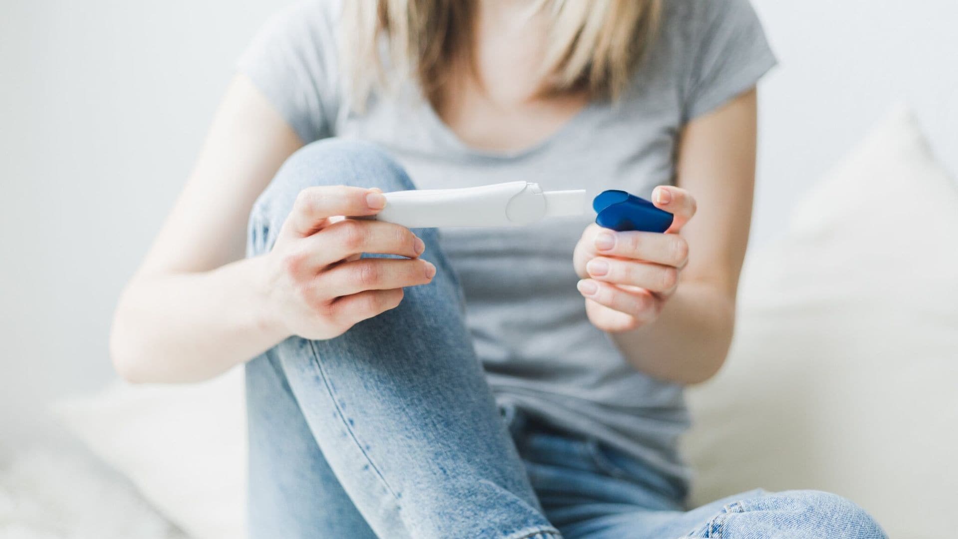 Mujer con test de ovulación