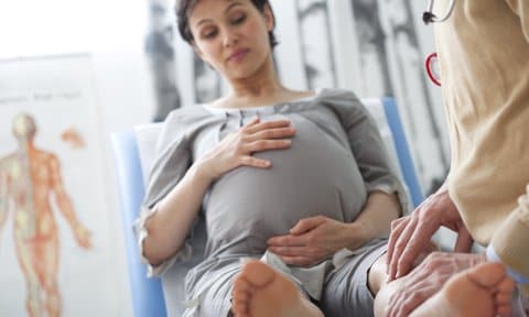 Mujer embarazada en consulta médica por varices