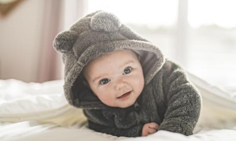 Bebé con abrigo de peluche
