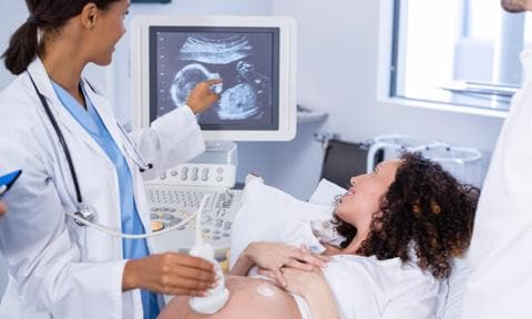 Embarazada en consulta mientras le hacen una ecografía
