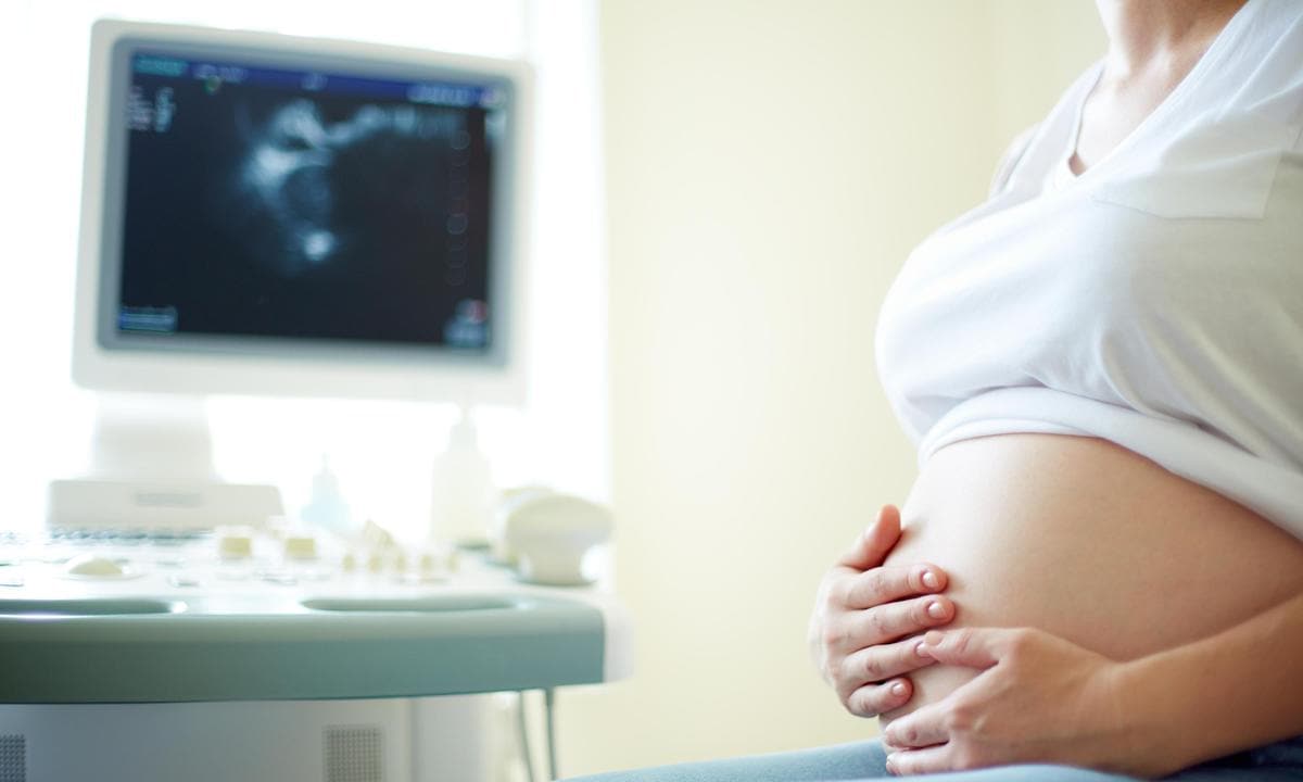 Mujer embarazada en la consulta del médico ante una ecografía