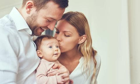 Llegada de un bebé genera nuevos roles que obligan a la familia a adaptarse