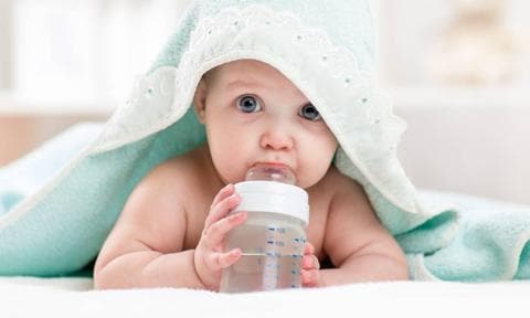 Pautas para dar agua a los niños de 0-6 meses en adelante