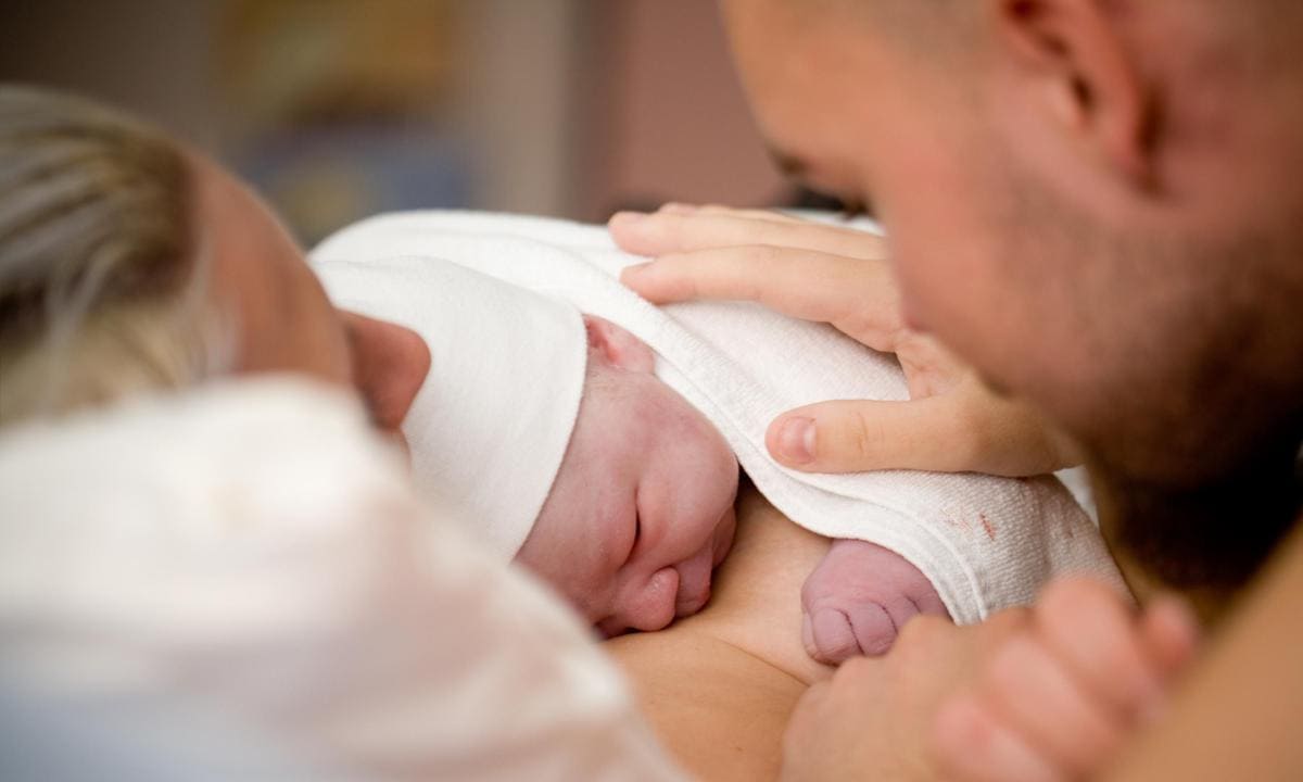 Bebé recién nacido en hospital con padres