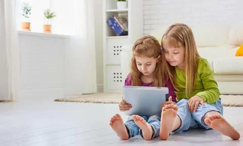Niñas viendo una tablet