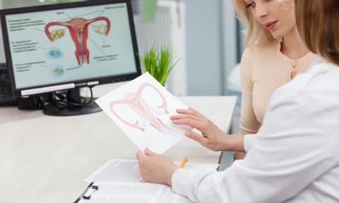 Mujer en la consulta del ginecólogo