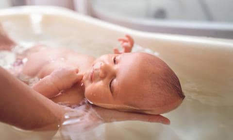 El primer baño tras el nacimiento, cómo realizarlo y en qué momento