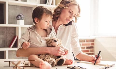 Las madres, además de tener habitualmente un trabajo remunerado fuera del hogar, se implican más en las tareas domésticas y en el cuidado de los hijos.