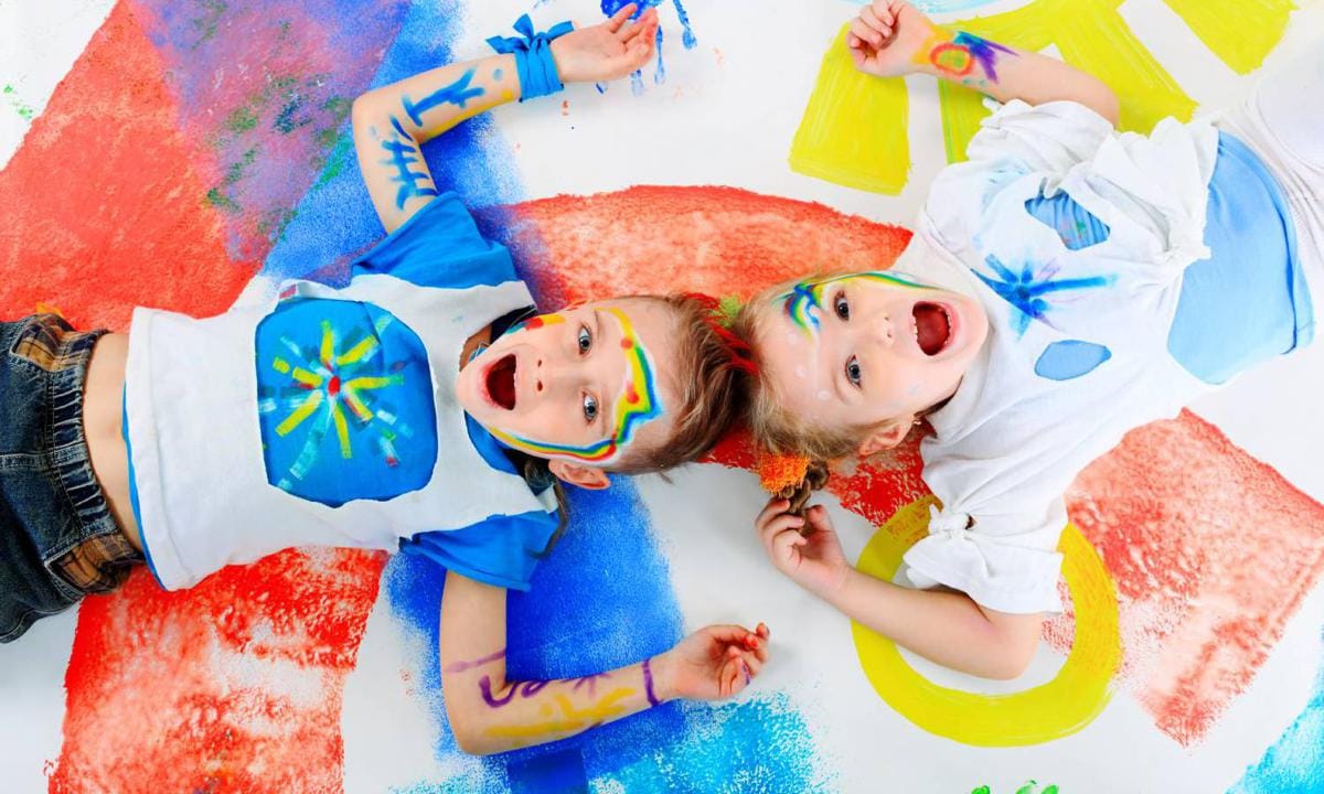 Niños jugando a pintar