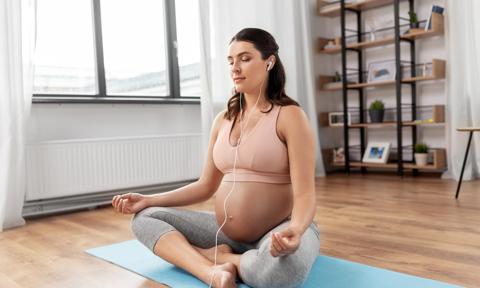 Embarazada practicando meditación
