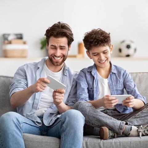 Padre e hijo jugando a los videojuegos
