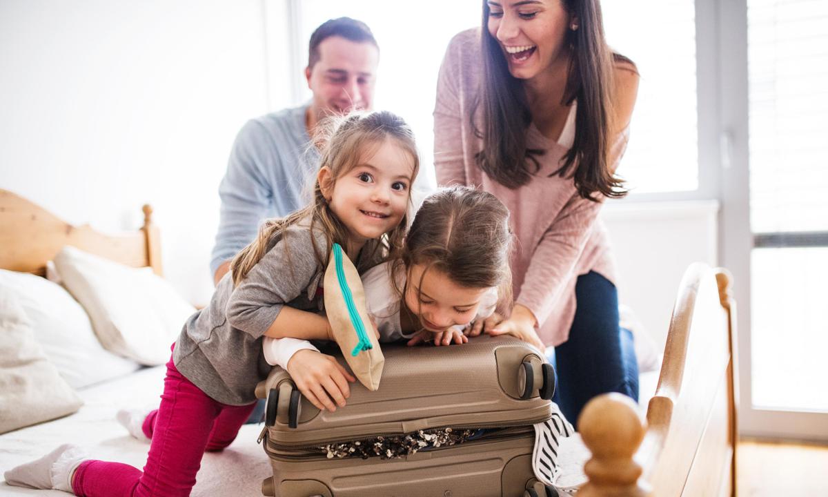 Familia haciendo la maleta para irse de vacaciones.