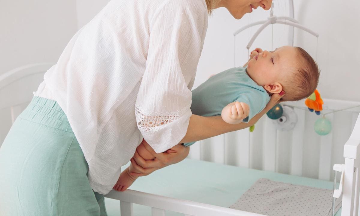 Qué debe y que no debe tener la cuna de tu bebé para que duerma seguro