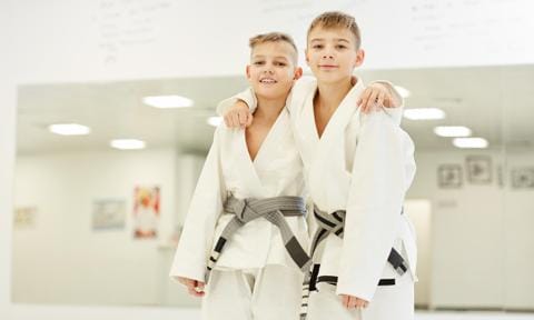 Niños haciendo Karate
