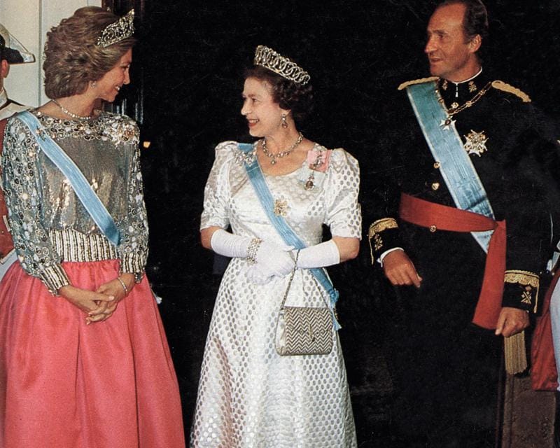 portada familia real española y británica HOLA 4077