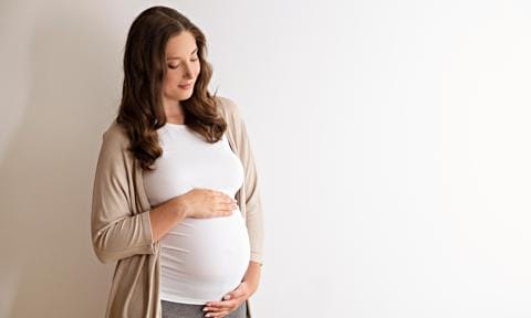 Mujer embarazada en el tercer trimestre