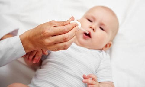 Bebé vacunándose oralmente del rotavirus