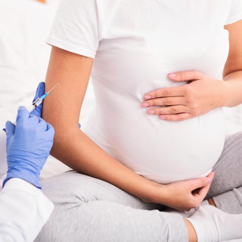 Mujer embarazada vacunándose