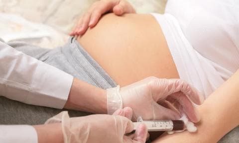 Test Prenatal No Invasivo. Mujer embarazada sometiéndose a un análisis.
