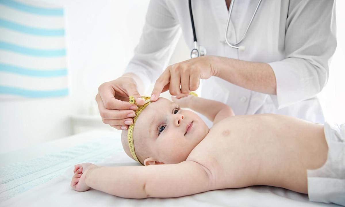 Medición cabeza bebé en el pediatra