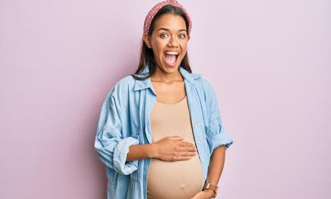 Embarazada sorprendida ante los movimientos del bebé