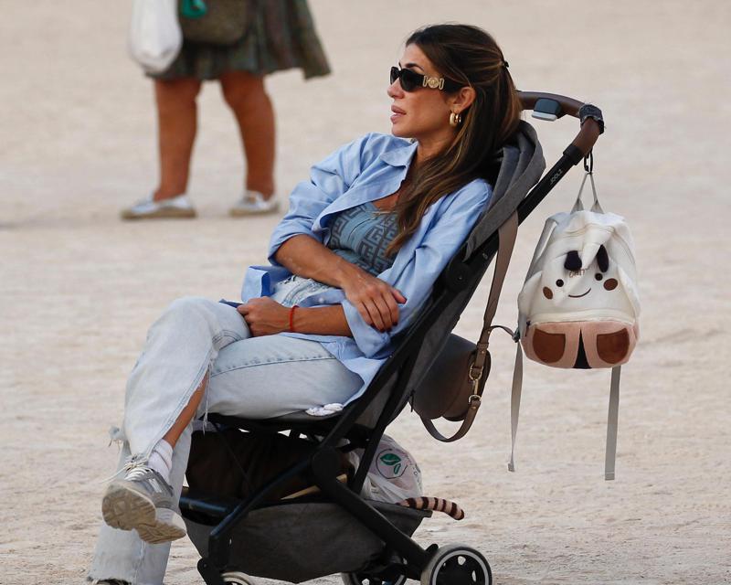 Elena Tablada agotada, descansa en el carrito de su hija