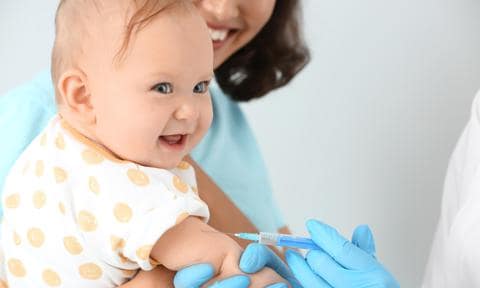 Niño pequeño antes de vacunarse