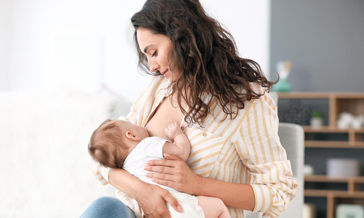 Mujer dando de mamar a su bebé