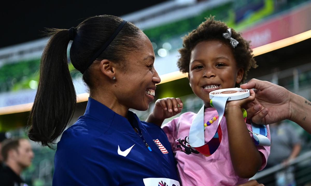 Allyson Felix con su hija tras conseguir una medalla.