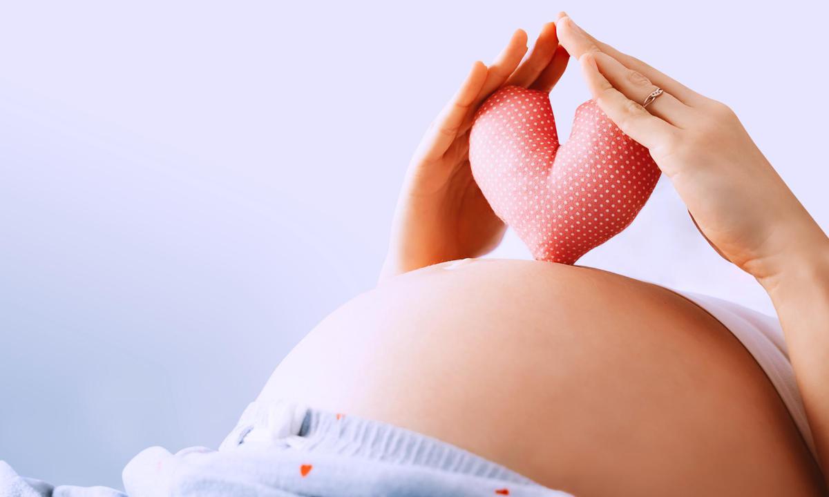 Mujer embarazada. Células del feto con función regenerativa corazón.