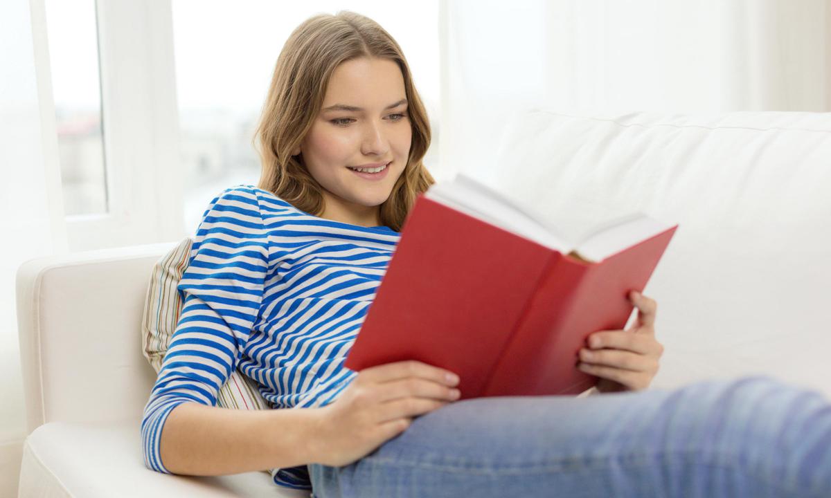 Chica adolescente leyendo un libro