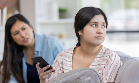 Madre intenta, sin éxito, hablar con su hija adolescente
