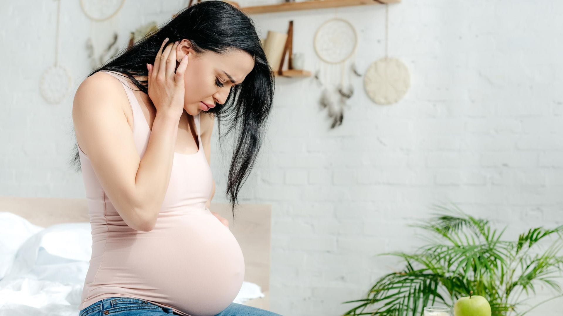 Mujer embarazada con gesto de preocupación