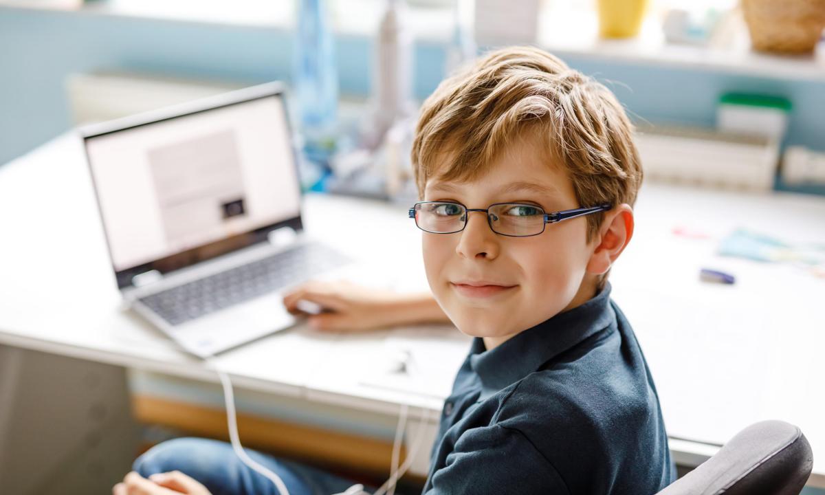 Niño delante del ordenador