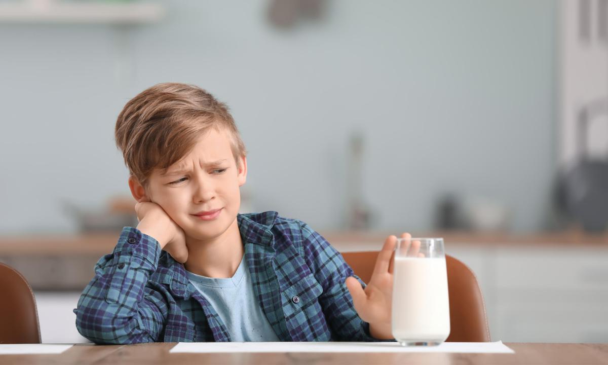 Niño rechazando un vaso de leche