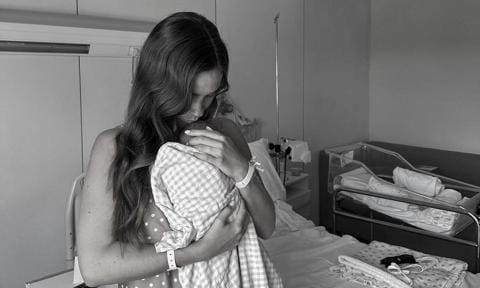 Con su hija Vega recién nacida
