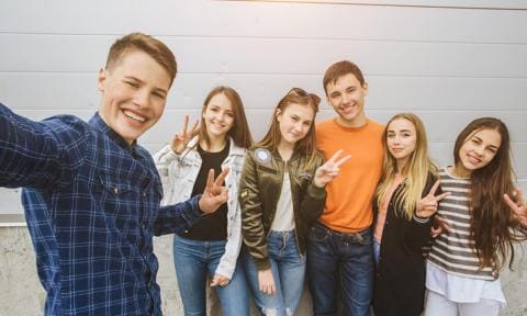 Grupo de adolescentes felices