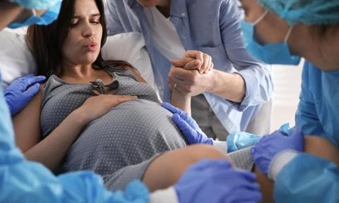 Mujer dando a luz en el paritorio