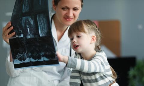 Doctora con una radiografía de una niña