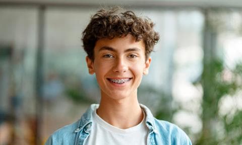 Primer plano de adolescente con ortodoncia