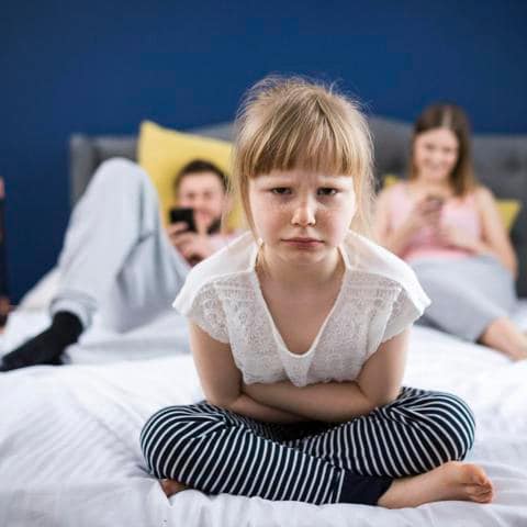 Padres distraídos con el móvil: consecuencias para los hijos