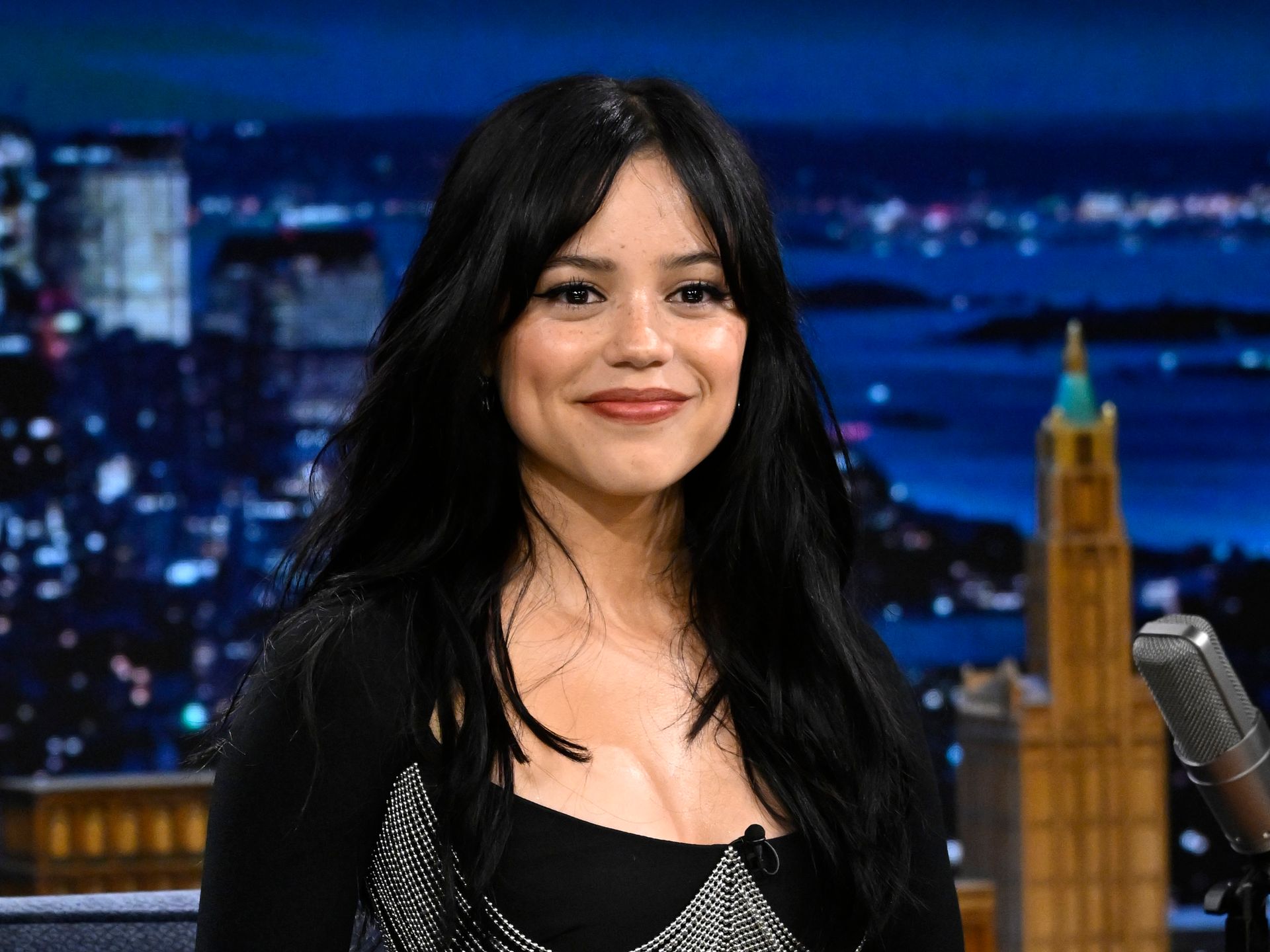 جنا اورتگا با لباس خط کش